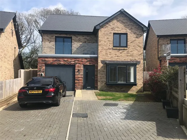 Gerddi Gwenllian, Mynyddygarreg, SA17, photo 1