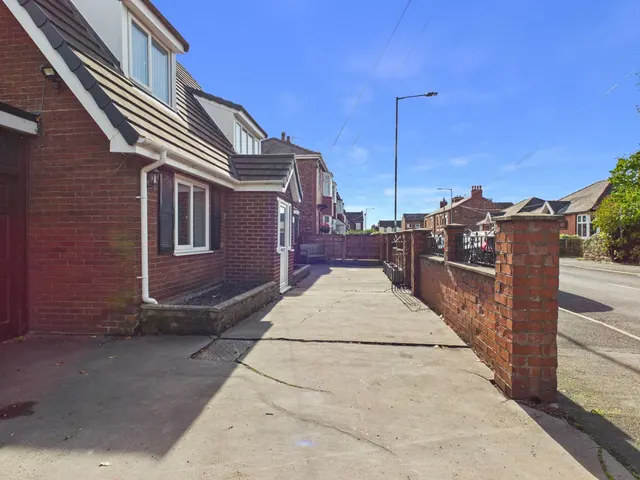 Moorfield Avenue, Denton, M34, photo 2