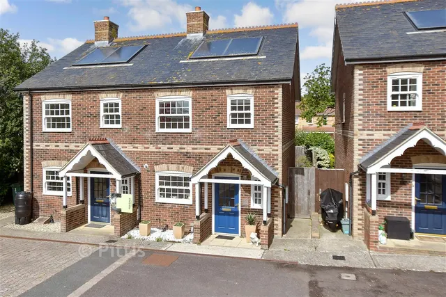 High Street, Freshwater, PO40, photo 1