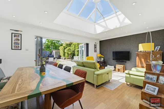 Fontmell Close, Ashford, TW15, photo 2