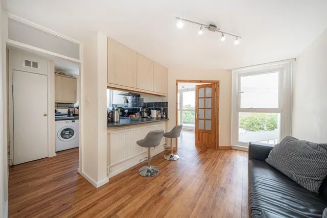 Manor Court, Weybridge, KT13, photo 2