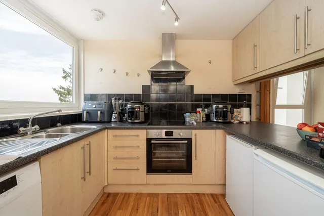 Manor Court, Weybridge, KT13, photo 3