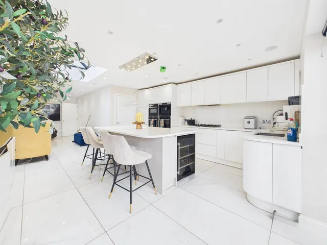 Summit Road, Northolt, UB5, photo 3