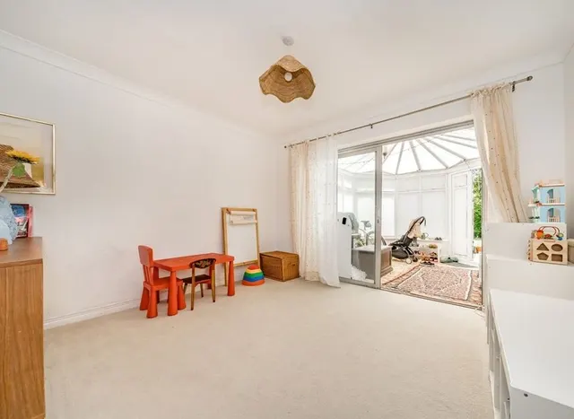 Silverdale Drive, Sunbury on Thames, TW16, photo 3