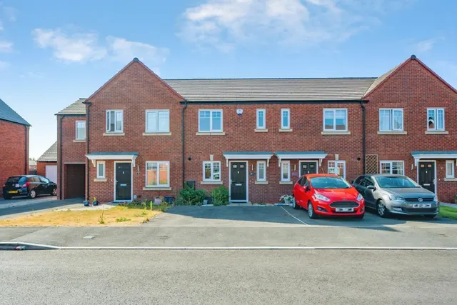 Clayton Avenue, Fradley, photo 1