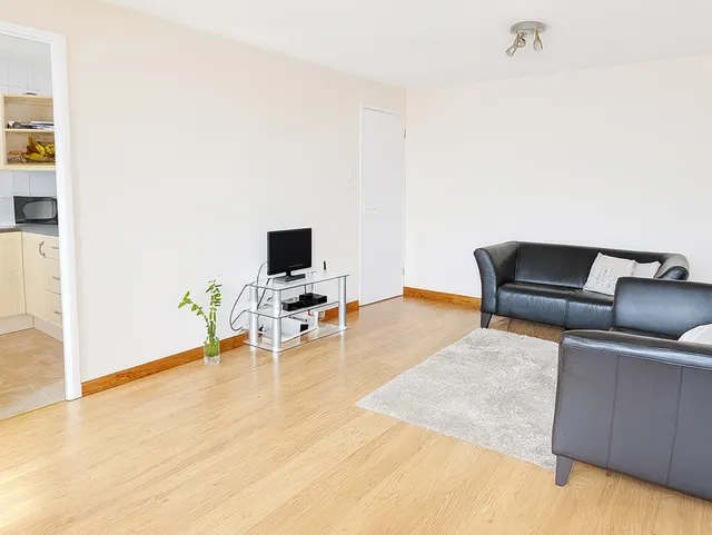 Photo 2 — Limes Avenue, Essex, Chigwell, IG7 5NT