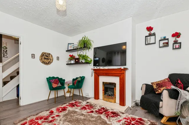 Long Furlong Drive, Slough, SL2, photo 2