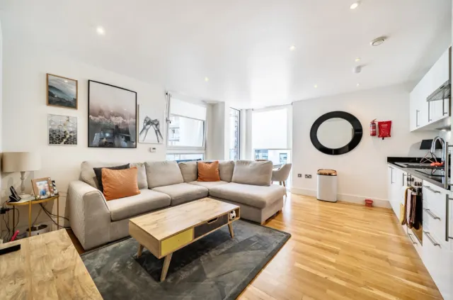 Millharbour, South Quay, E14, photo 2