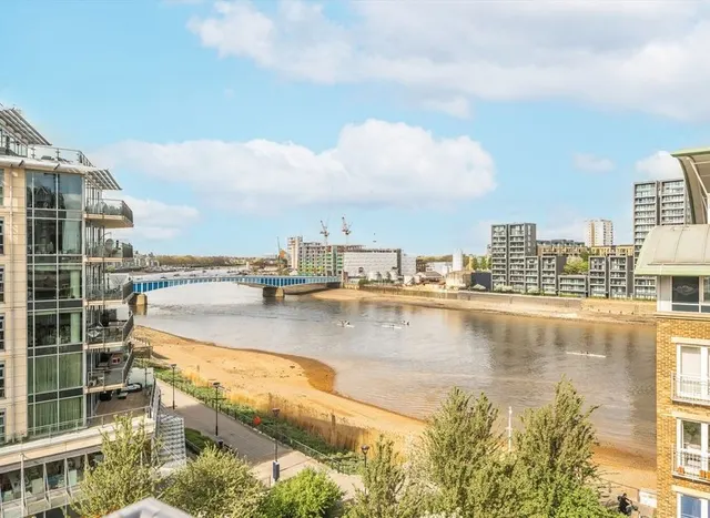 2 bedroom flat — Chatfield Road, Battersea, SW11