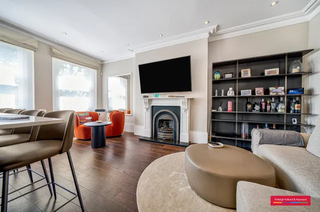4 bedroom flat — Fellows Road, London, NW3