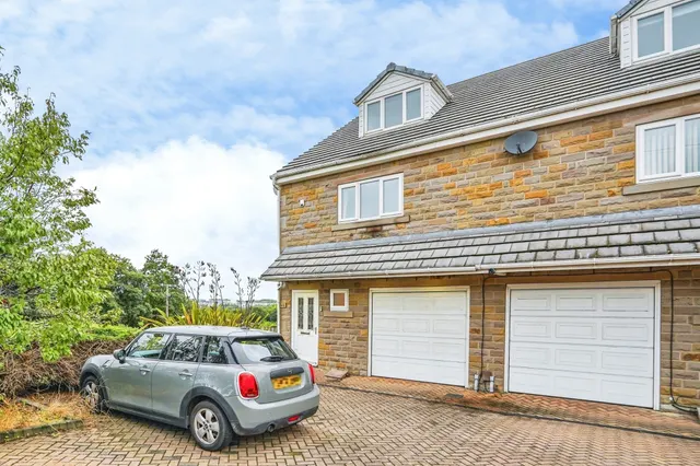 Howden Clough Road, Morley, Leeds, photo 1