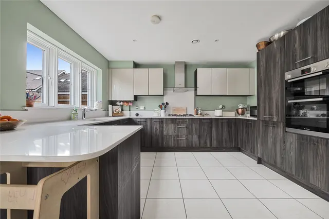 Brookwood Farm Drive, Knaphill, GU21, photo 3