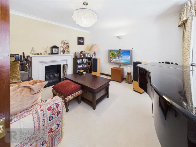 Three Bridges Road, Three Bridges, RH10, photo 2
