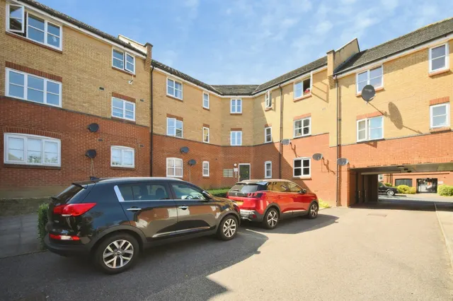 Plomer Avenue, Hoddesdon, photo 1
