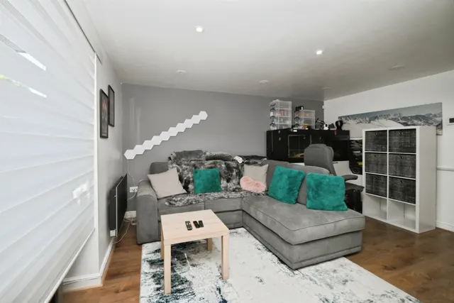 Photo 2 — Plomer Avenue, Hoddesdon