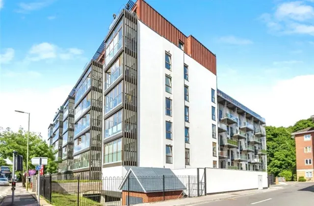 Farnborough Road, Farnborough, GU14, photo 1