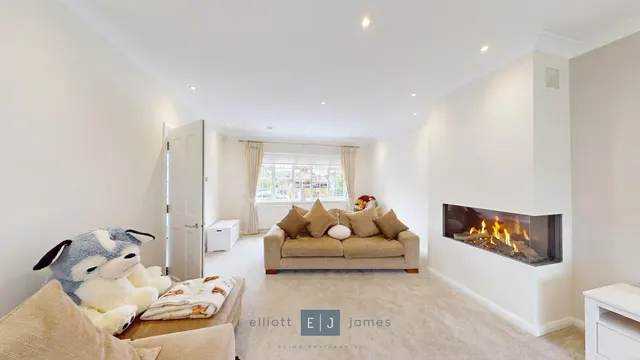 Photo 3 — Hillcrest Road, Loughton