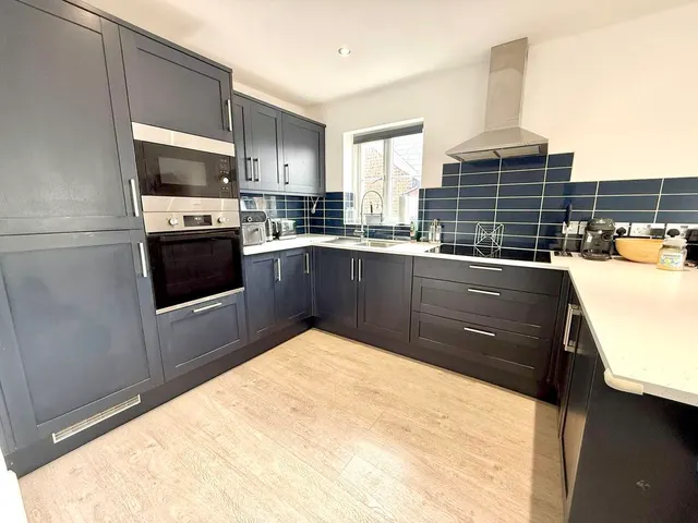 Photo 2 — Chiltern Road, Dunstable LU6 1HS