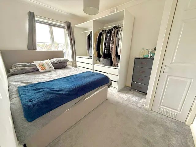 Photo 3 — Chiltern Road, Dunstable LU6 1HS