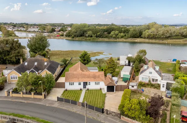 Eastoke Avenue, Hayling Island, PO11, photo 1