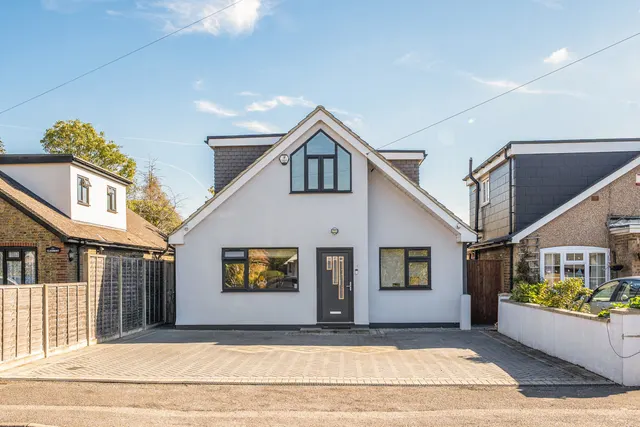 Extended Four Bedroom Detached Chalet-Style Bungalow, Superb Refurbishment, UB8, photo 1