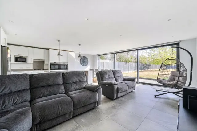 Extended Four Bedroom Detached Chalet-Style Bungalow, Superb Refurbishment, UB8, photo 3