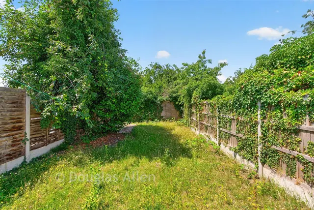 Crystal Avenue, Hornchurch, RM12, photo 2