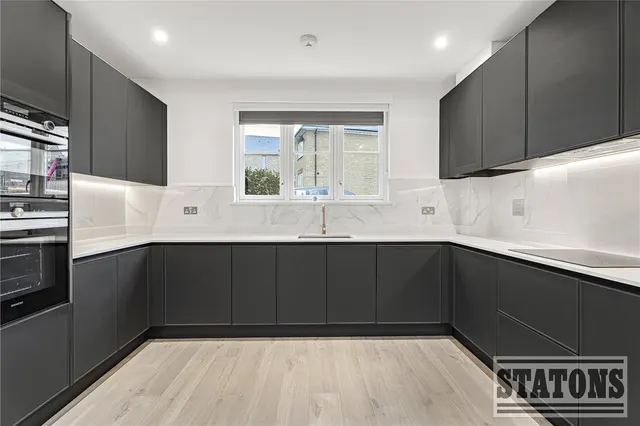 Photo 3 — Trento Mews, Trent Park, EN4 0FG