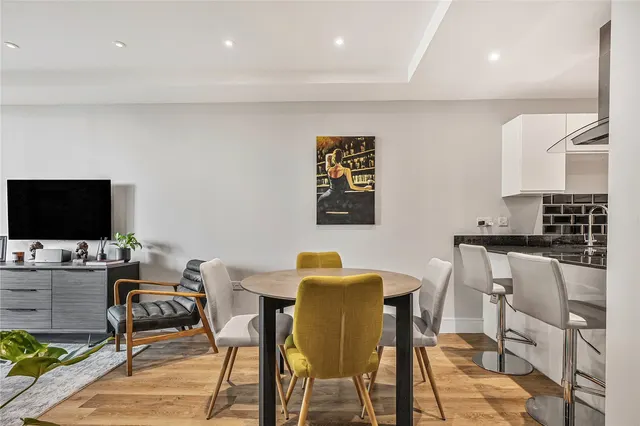 Knaresborough Drive, London, SW18, photo 2