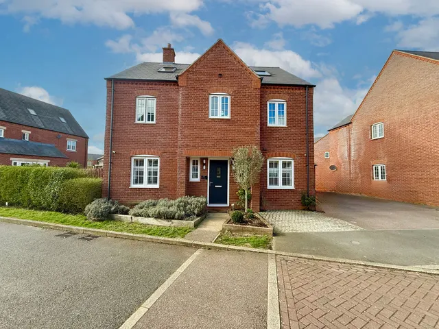 Arch Grove, Aylesbury HP18 0UN, photo 1