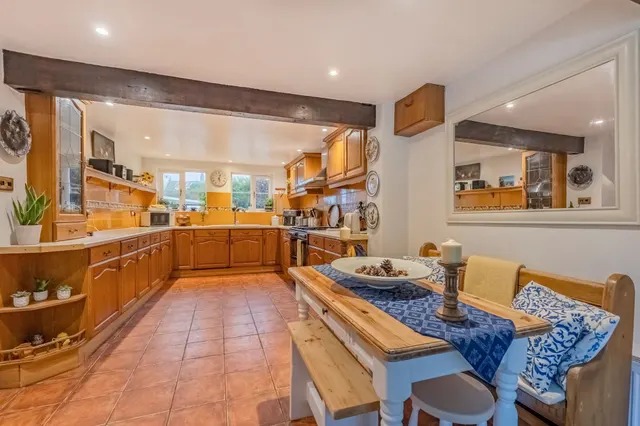 Captivating Detached Period Home in S, photo 2
