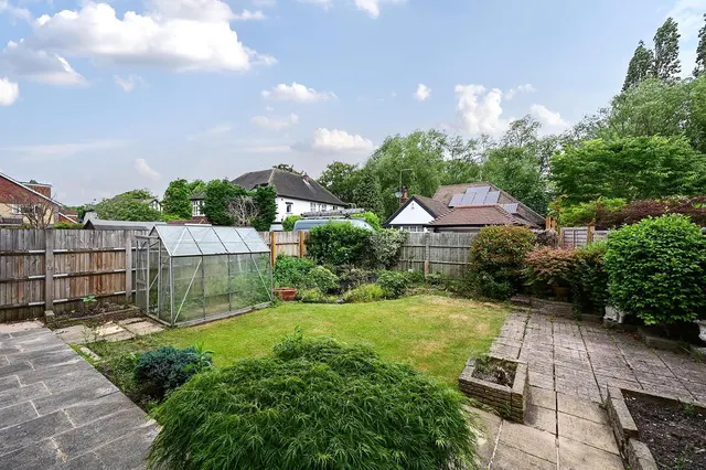 Acacia Road, Staines, TW18, photo 3