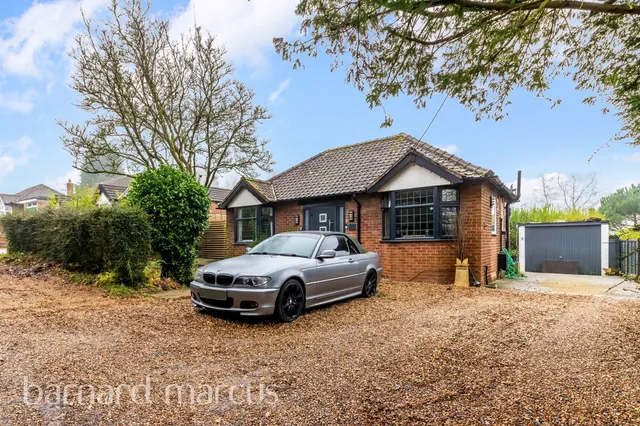 Clump Avenue, Tadworth, photo 1