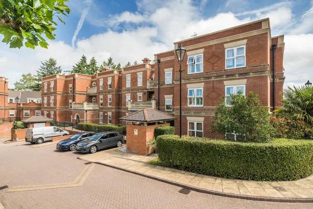 Franklin Court, Wormley, GU8, photo 1