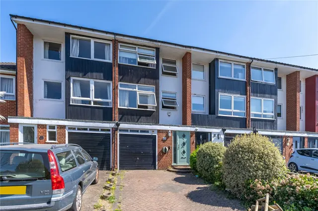 Chestnut Avenue, Hampton, TW12 2NU, photo 1
