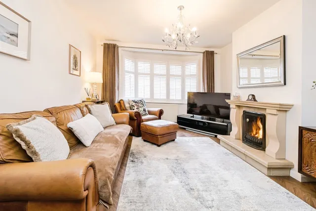 Photo 3 — Hillcrest Road, Hornchurch, RM11