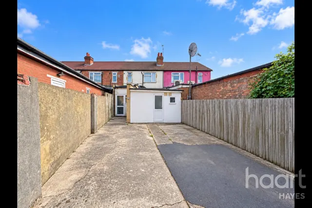 Dawley Road, Hayes, UB3, photo 1