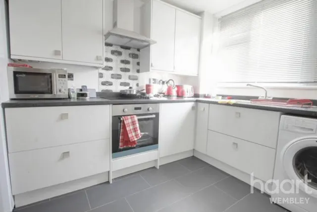 Barnhill Road, Wembley, HA9, photo 2