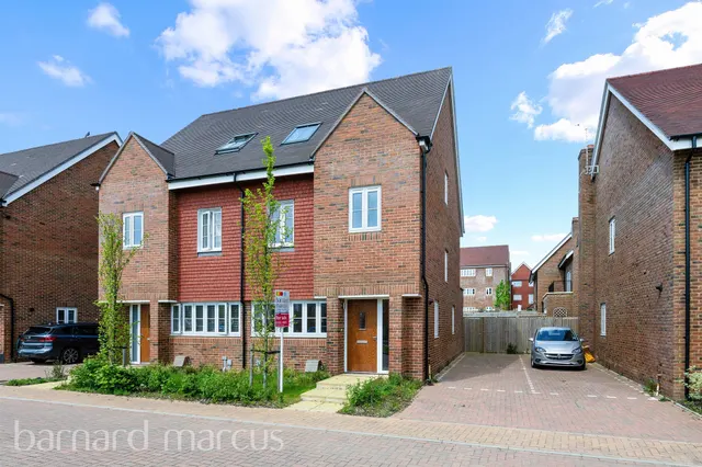 Beatrice Square, TADWORTH, photo 1