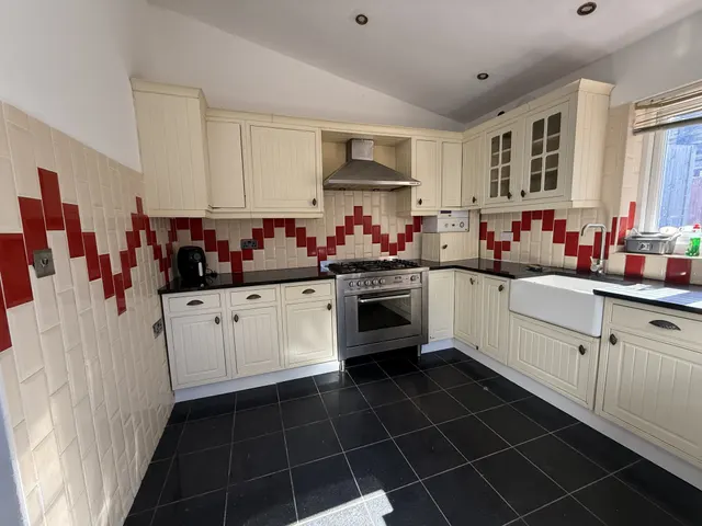 St. Johns Road, Huddersfield, HD1, photo 3