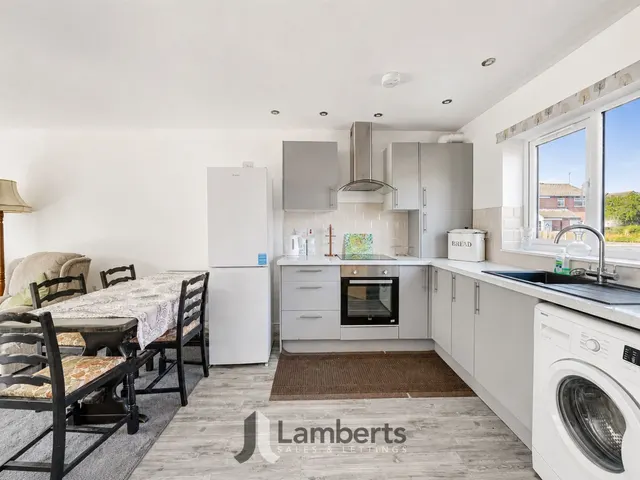 Photo 3 — 8b Allendale Court, Studley