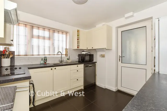 Crescent Way, Horley, RH6, photo 2