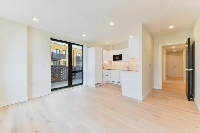 Middle Road, London, W7, photo 1