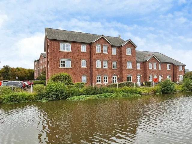 Grosvenor Wharf Road, Ellesmere Port, photo 1