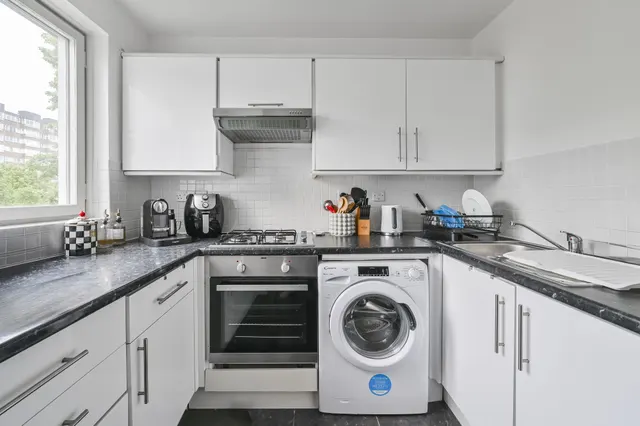 Photo 3 — 114 Devonport, 23 Southwick Street, London