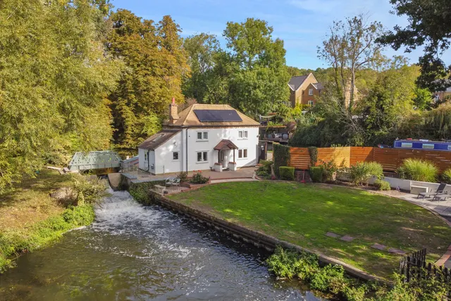 Coppermill Lock, Canal Side, UB9, photo 1