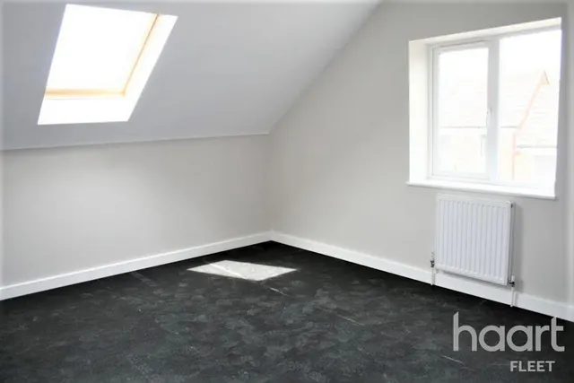 St James Road, GU51, photo 2