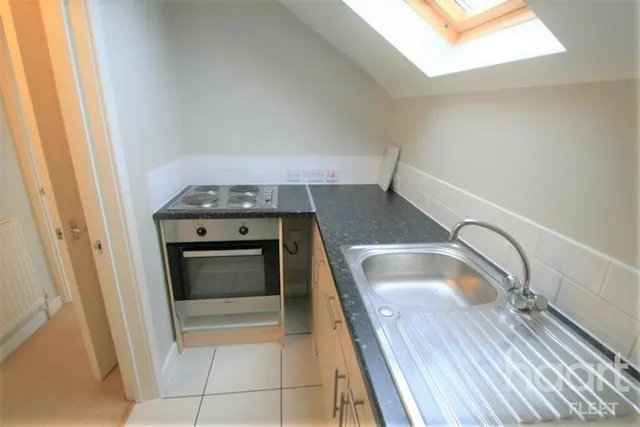 St James Road, GU51, photo 3