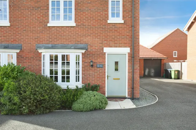 Hertz Close, Houlton, CV23, photo 2