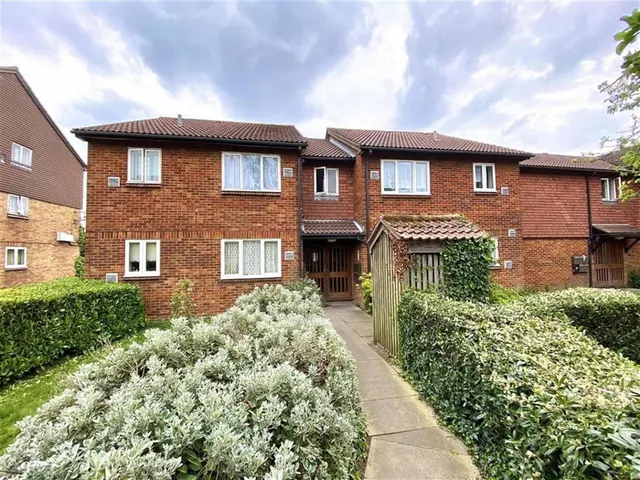 Brendon Close, Harlington, Middlesex, UB3 5NH, photo 1